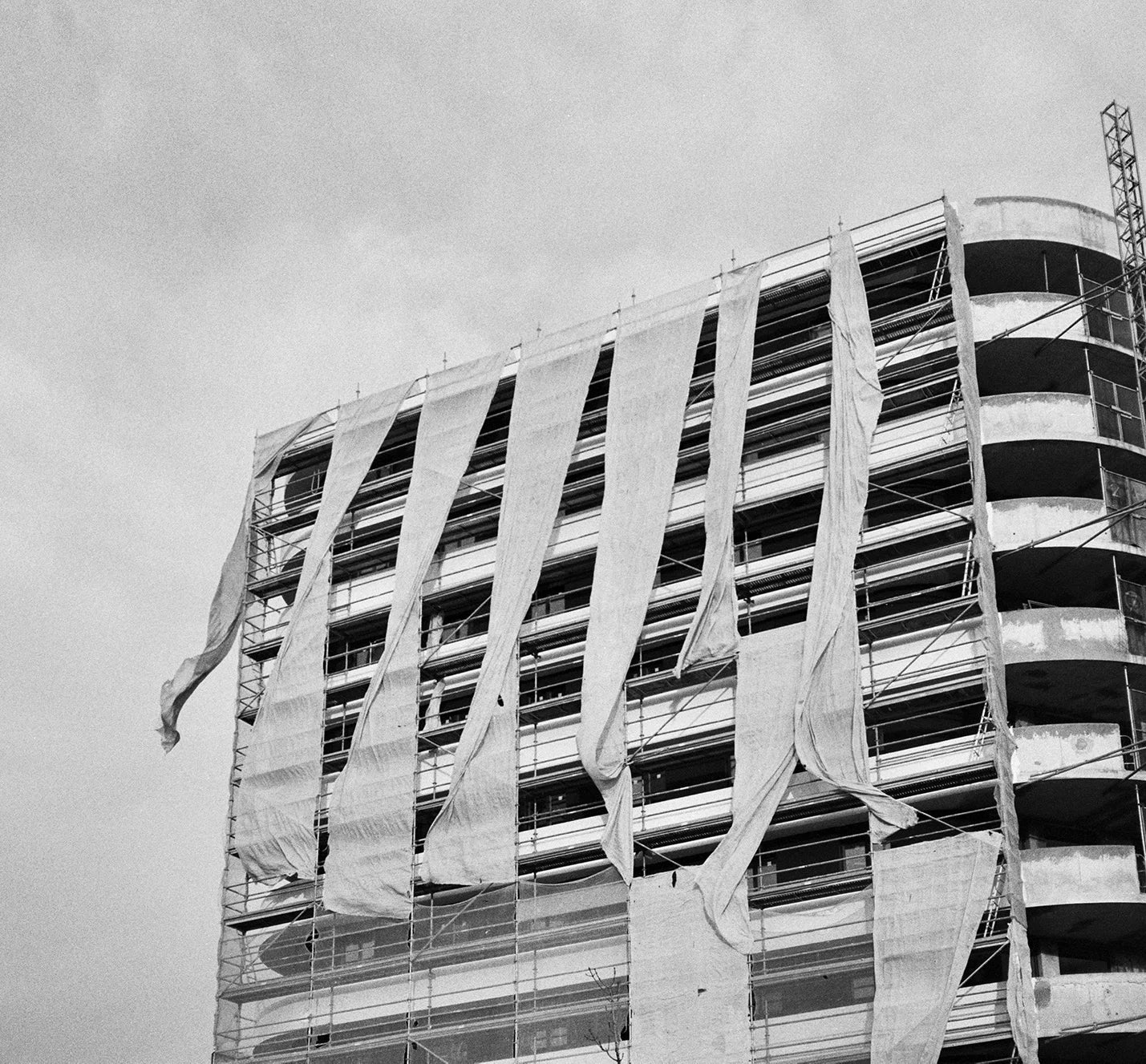 Sample photo by streetcandy mtn100 of an abandoned building black and white