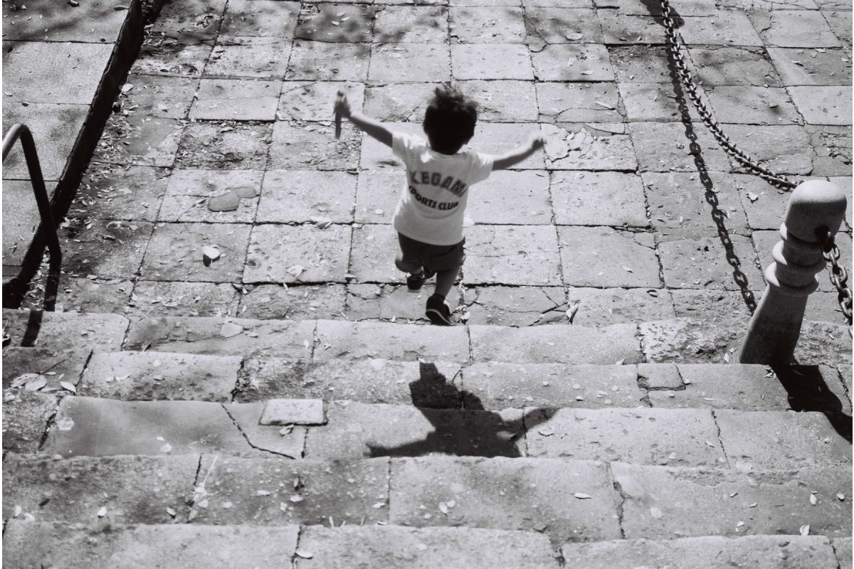 Lomography potsdam kino 35mm film example kid on the steps