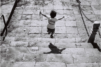 Lomography potsdam kino 35mm film example kid on the steps