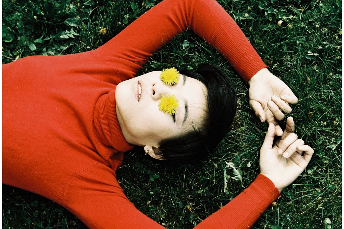 Lomography lomochrome metropolis 35mm sample image of a girl on the grass