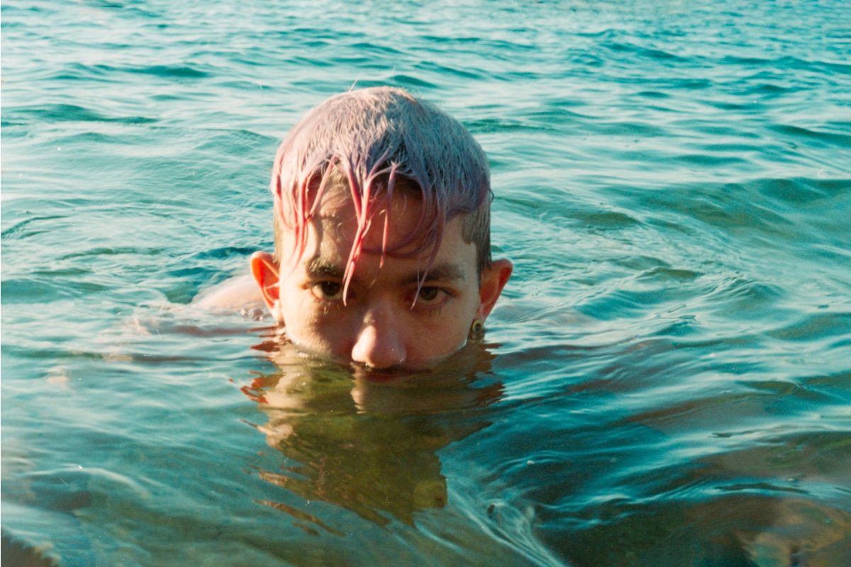 picture of a young man in the water taken with lomography colour negative 800 35mm